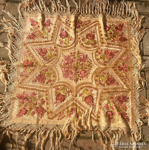 100-year-old Matyó embroidery / silk thread.