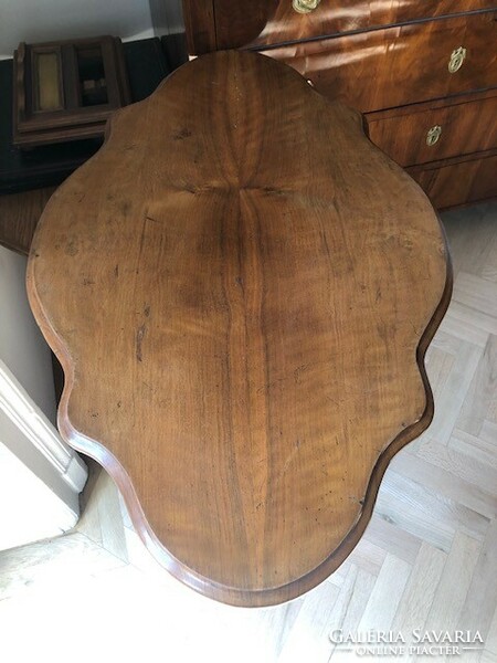 Antique oval teazo or tàrsalgo table