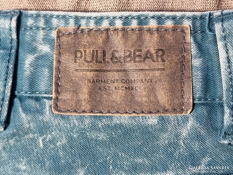 Pull & Bear Skinny Fit tengerészkék alapszínű divatosan koptatott férfi farmer.