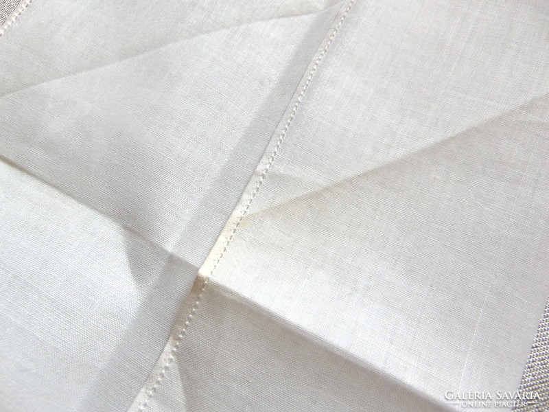 Ibolya és százszorszép hímzett textil zsebkendő