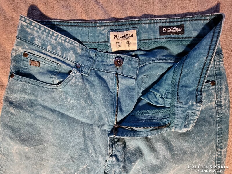 Pull & Bear Skinny Fit tengerészkék alapszínű divatosan koptatott férfi farmer.