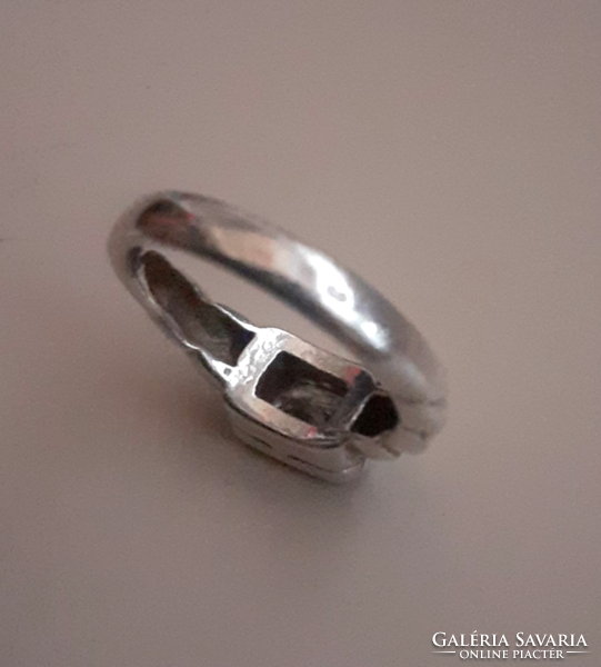 Régi szép állapotú jelzett ezüst gyűrű mintás foglalatban Lápiszlazuli csiszolt kővel ékítve