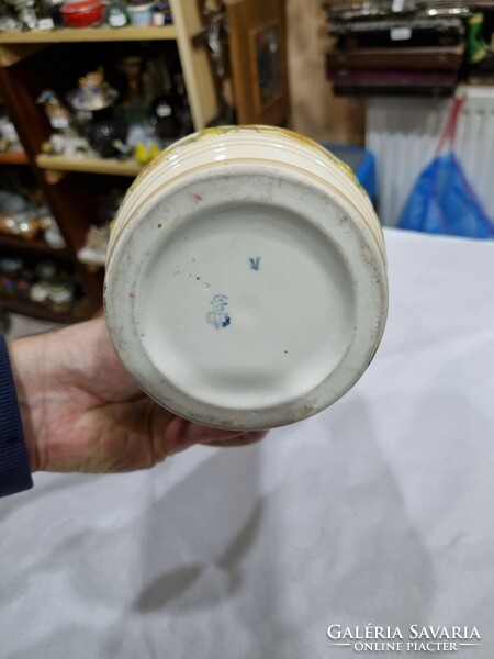 Porcelain cup with tin lid