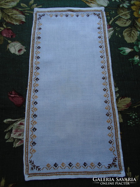 44 X 20 cm cross stitch tablecloth, dish cloth.