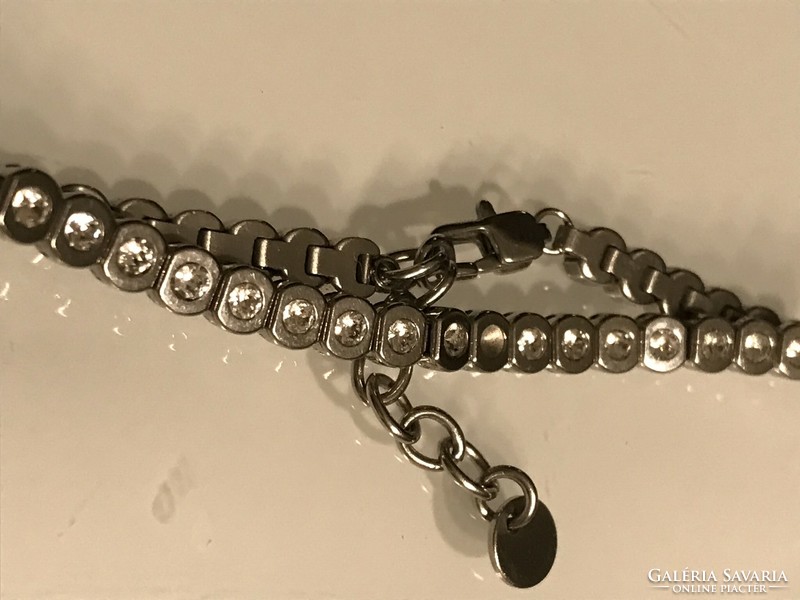 Nemesacél  karkötő ragyogó kristályokkal, 19 cm hosszú