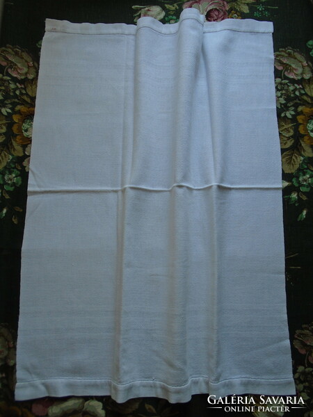 100% thicker, soft, hand-woven towel 82 x 66 cm.