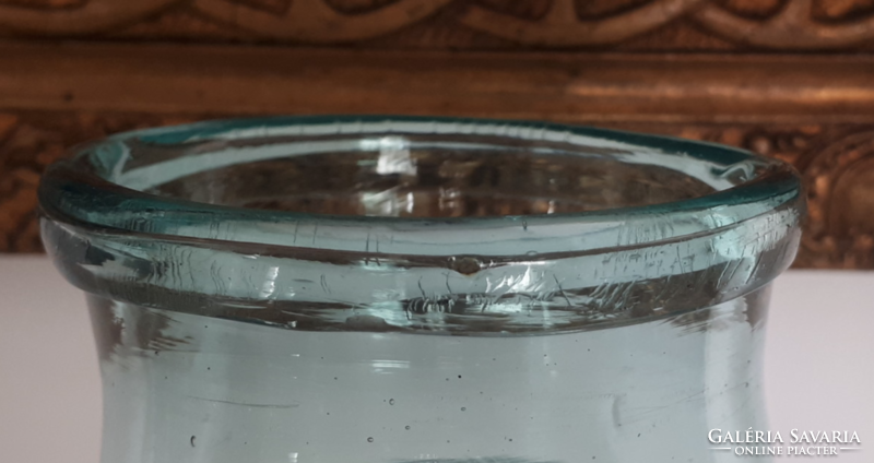 Antik hibátlan halványzöld fújt hutaüveg 18 cm