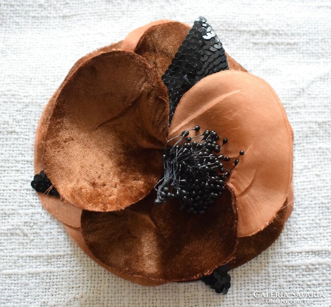 Art- deco stílusú textil bross , ruha kalap dísz , flitter , gyönygy , selyem , bársony 14,5 cm