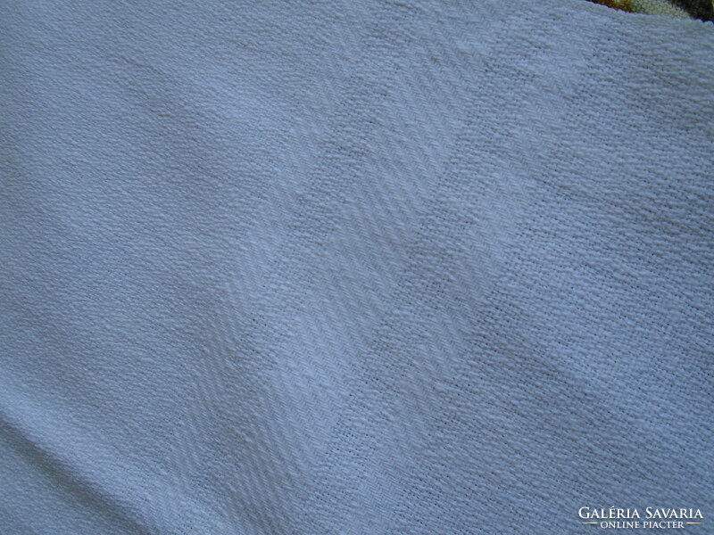 100% thicker, soft, hand-woven towel 82 x 66 cm.