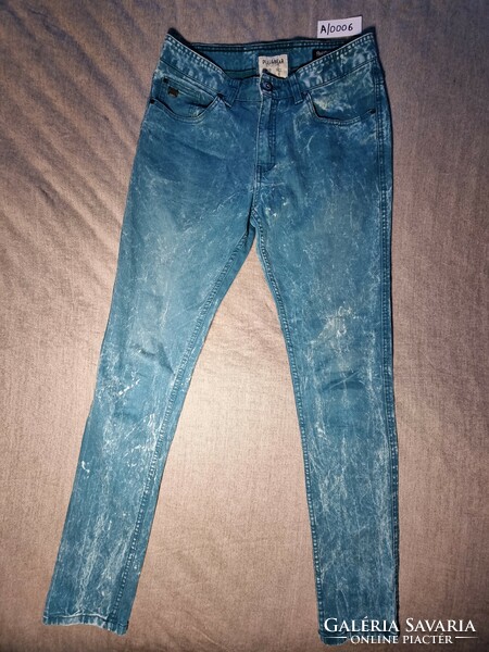 Pull & Bear Skinny Fit tengerészkék alapszínű divatosan koptatott férfi farmer.