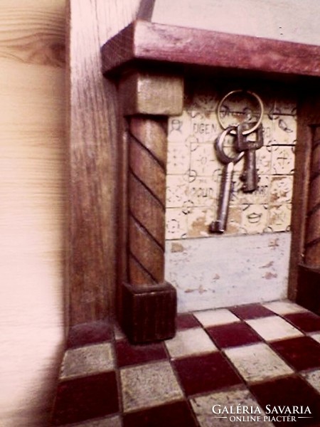 Kulcs, vagy zsebóra tartó a kandallódra, kandalló forma festett faragott dekorációval