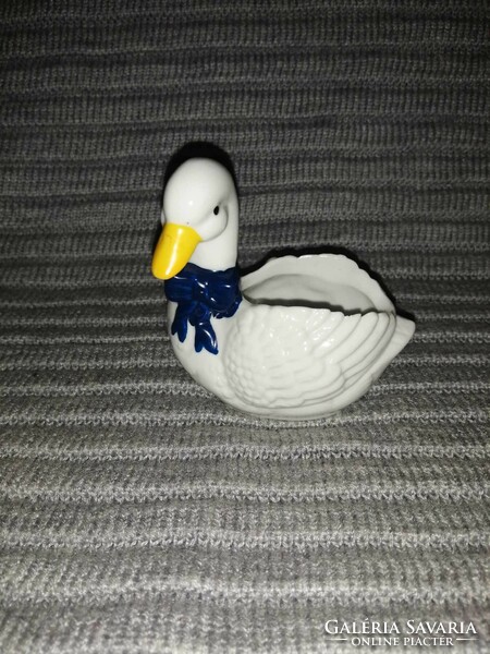 Porcelain swan figurine, 7.5 cm long, 8 cm high (1)