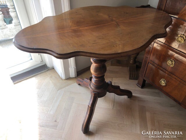 Antique oval teazo or tàrsalgo table