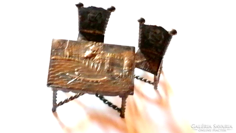 Régi, mini fém asztal és két mini fém szék, babaház dekoráció  615.