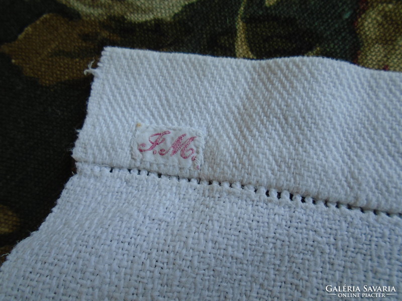 100% thicker, soft, hand-woven towel 82 x 66 cm.