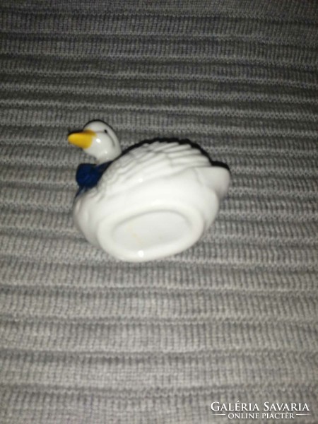 Porcelain swan figurine, 7.5 cm long, 8 cm high (1)