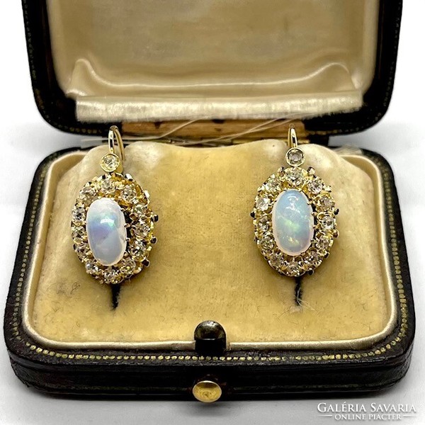 3780. Art deco earrings with diamonds and opal