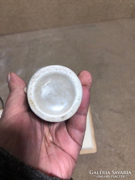 Porcelán vázácska, 12 cm-es magasságú alkotás, 2073