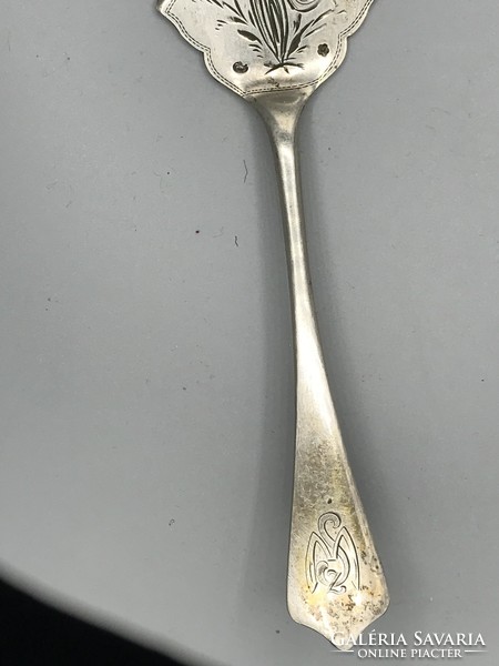 Solid Art Nouveau-engraved 800-marked silver slide cake spatula