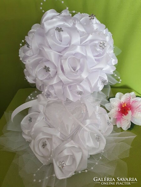ESKÜVŐ MCS03 - 18x22cm-es Menyasszonyi csokor + 21x23cm-es gyűrűpárna hófehér szatén rózsákból