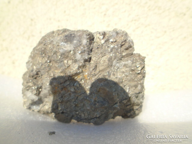 Természetes Pirit ásvány, kvarc kristályszemcsékkel. 692  gramm.hatalmas