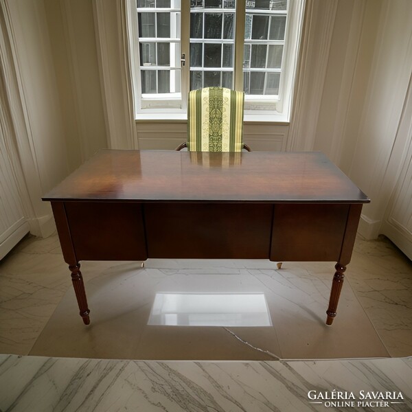 4-drawer desk in classic style