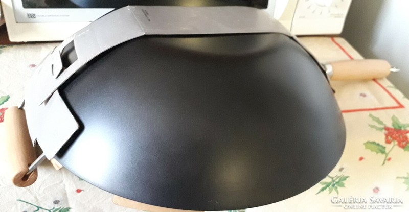 Brand new wok for sale - gift with cookbooks!