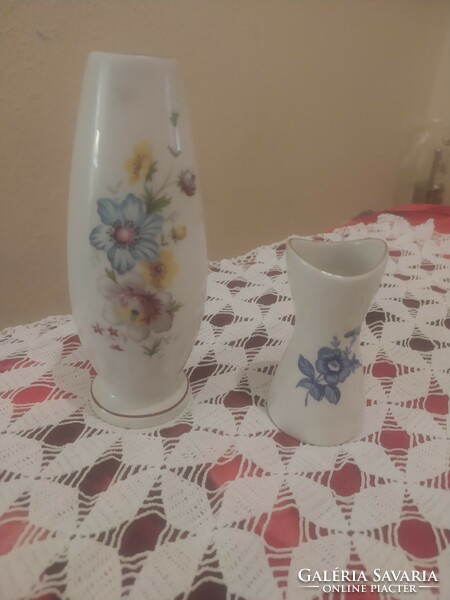 Aquincumi jelzett porcelán vázák