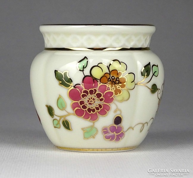 1G354 Pillangós vajszínű Zsolnay porcelán gerezdes váza 5.5 cm