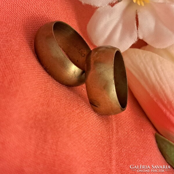 Pair of marked copper rings, 1 cm