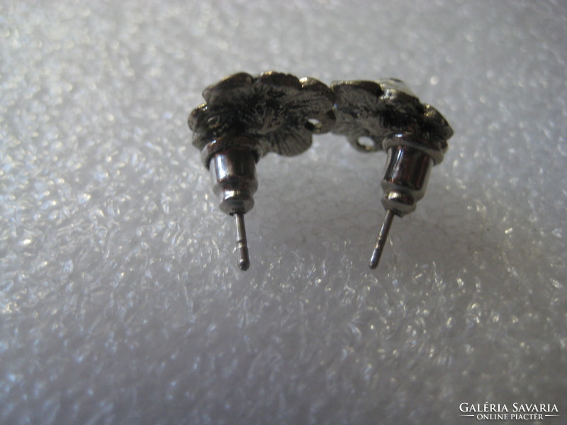 Earrings, floral, with stone