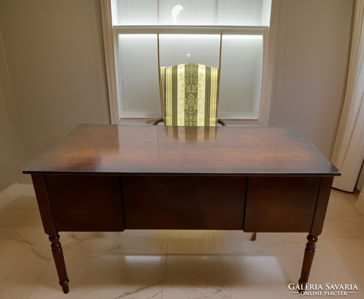 4-drawer desk in classic style