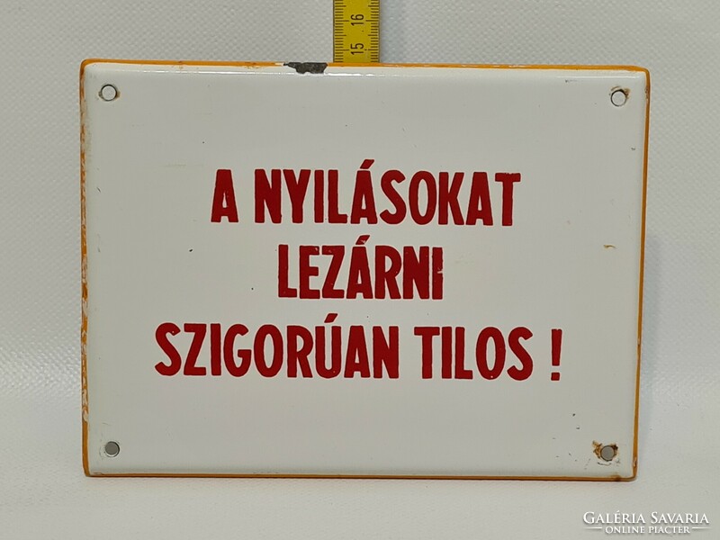 "A nyílásokat lezárni szigorúan tilos!" figyelmeztető zománctábla (2924)