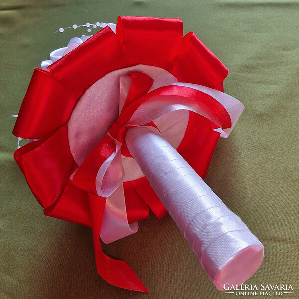 ESKÜVŐ MCS29 - 22x25cm-es Menyasszonyi csokor fehér és piros szatén rózsából