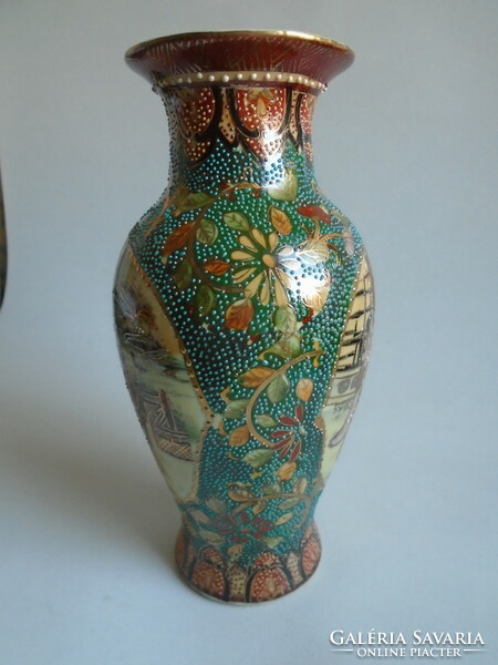 Kézzel festett kínai váza. Magassága:  21  cm.