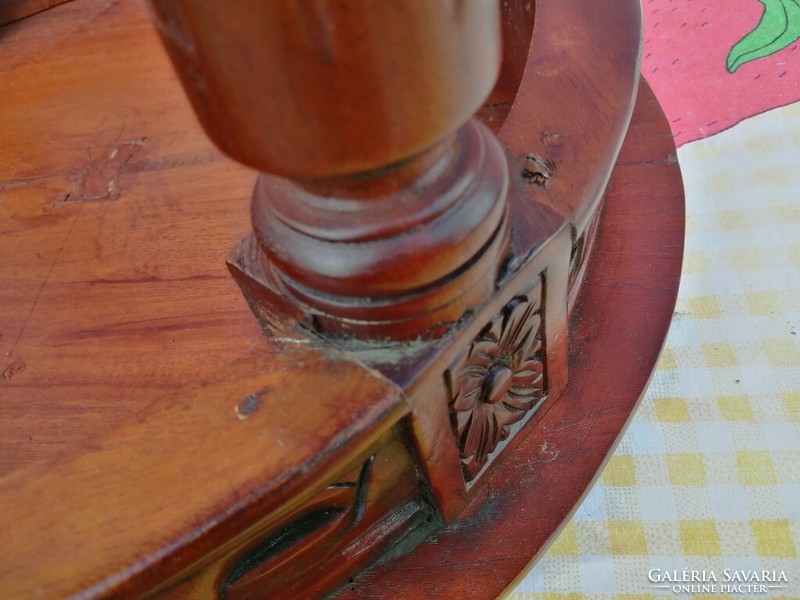 Polgári stílusú asztalka, kockás posztó huzattal az 1920-s évekből. Egyedi ritkaság