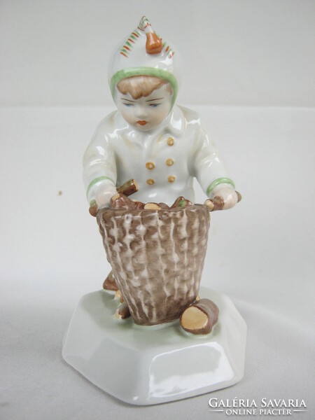 Zsolnay porcelán rőzsét gyűjtő kisfiú
