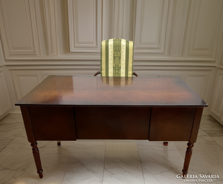 4-drawer desk in classic style