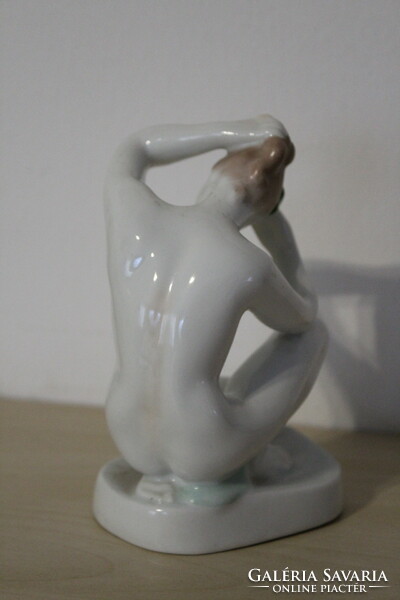 Aquincumi kontyot tűző lány, porcelán figura