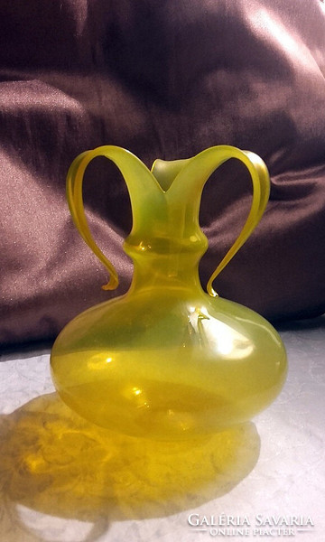 Particularly beautiful art nouveau paper-thin yellow glass vase -1900' - art&decoration