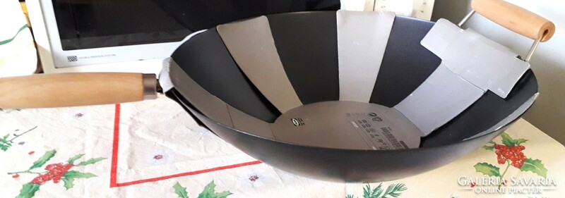 Brand new wok for sale - gift with cookbooks!