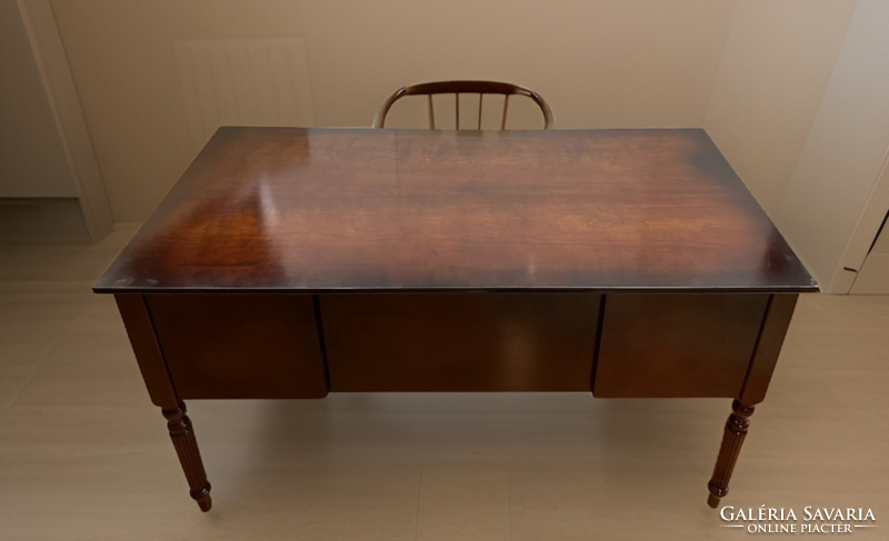 4-drawer desk in classic style