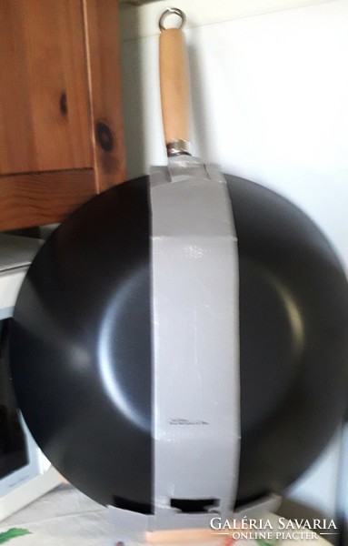 Brand new wok for sale - gift with cookbooks!