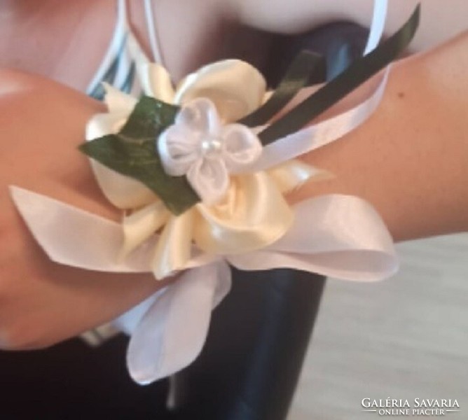 Wedding csd02 - ecru satin wristlet with ivy leaves