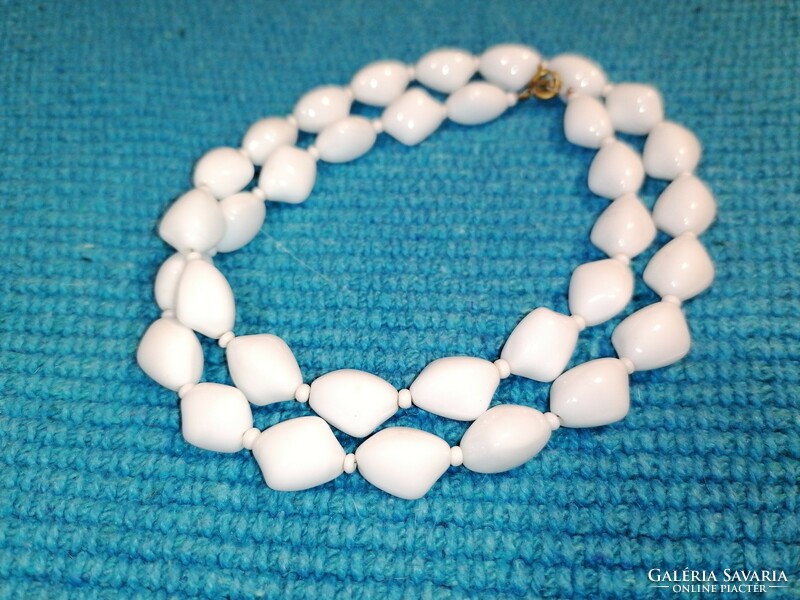 Old white glass beads (254)