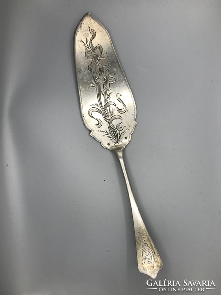 Solid Art Nouveau-engraved 800-marked silver slide cake spatula