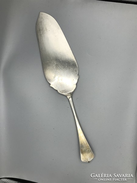 Solid Art Nouveau-engraved 800-marked silver slide cake spatula