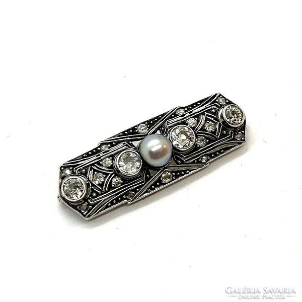 4292. Art deco brooch with diamonds and pearls