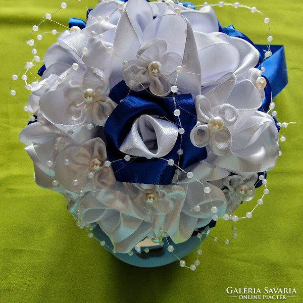 ESKÜVŐ MCS26 – Menyasszonyi csokor kék és fehér szatén rózsából lóhere virágokkal