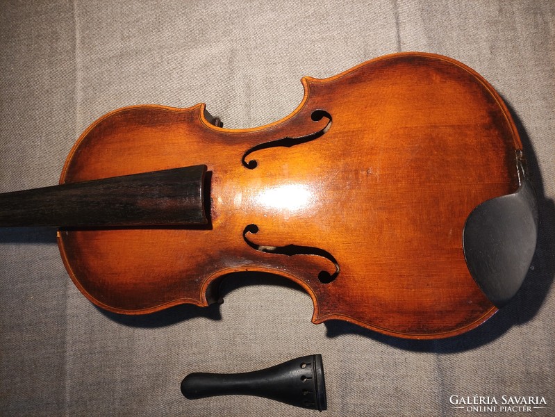 Antik hegedű apróbb javítást igényel (lásd a fotókon)